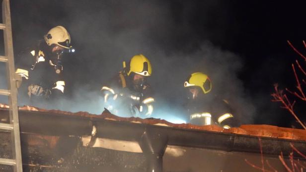 Sieben Menschen bei Brand im Bezirk Neunkirchen gerettet