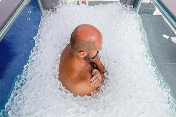 Eintauchen in das neue Jahr im eiskalten Neufelder See