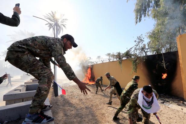 Sturm auf Botschaft im Irak: USA setzen Kampfhubschrauber ein