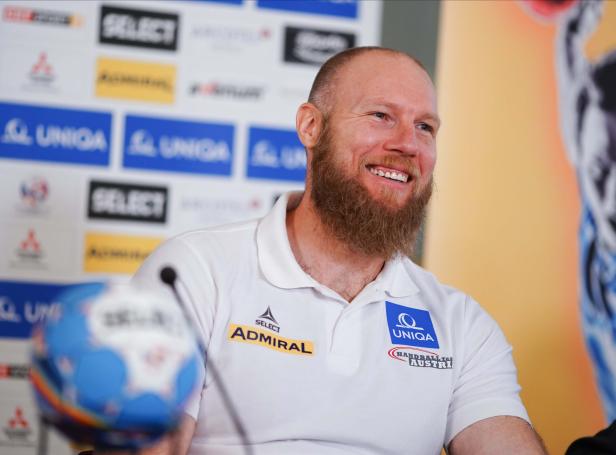 Ein Mann lächelt bei einer Pressekonferenz des ÖHB.