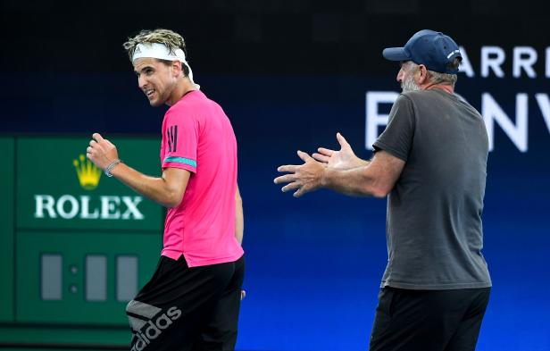 TENNIS-AUS-ATP Dominic Thiem interagiert mit seinem Trainer während eines ATP-Tennisspiels.