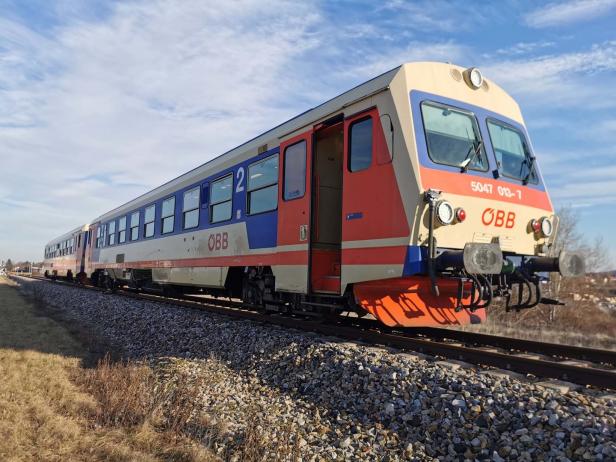 Pkw in St. Pölten von Zug erfasst: Eine Person schwer verletzt