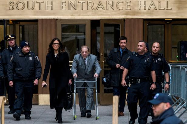 Prozessbeginn: Weinstein zog Zorn des Richters auf sich