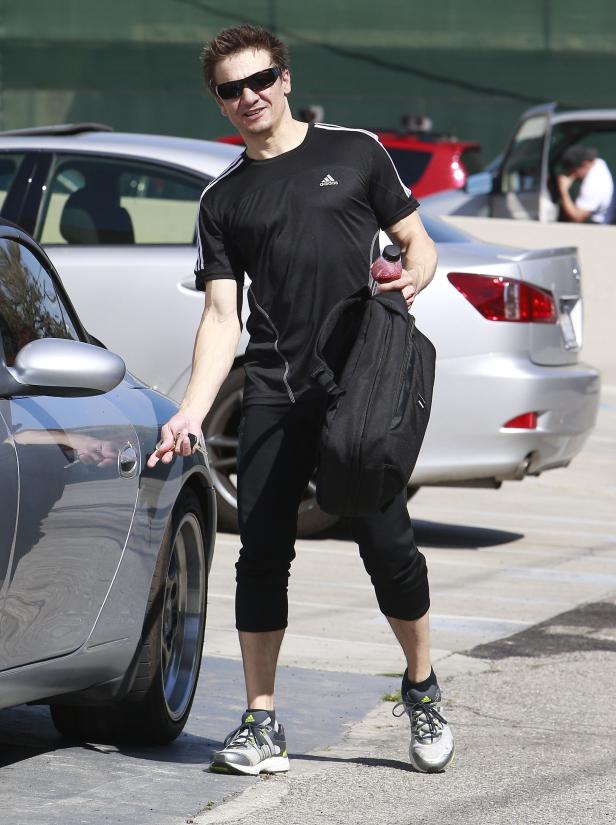 Jeremy Renner öffnet die Tür seines Autos nach dem Training.