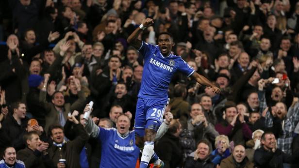 Didier Drogba jubelt vor einer jubelnden Menge im Chelsea-Trikot mit der Nummer 29.