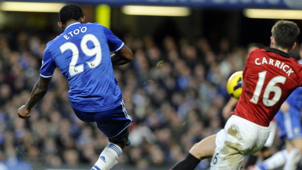 Samuel Eto'o schießt den Ball während eines Fußballspiels.