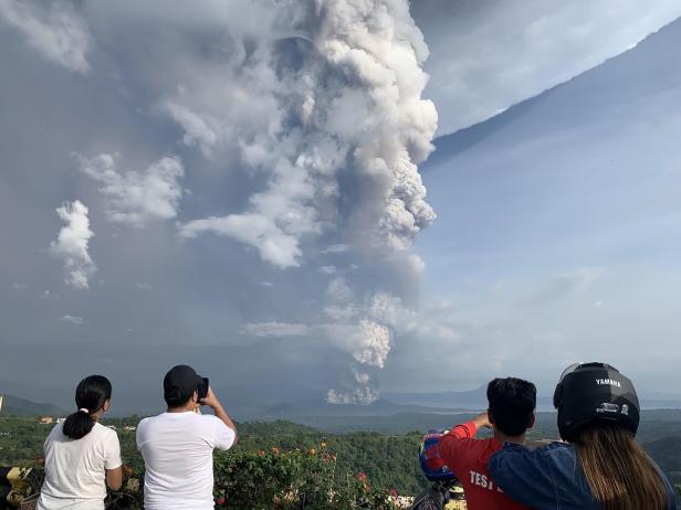 Kilometer hohe Rauchwolke: Vulkan auf den Philippinen bricht aus