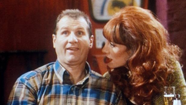 Al Bundy und Peggy Bundy, Hauptfiguren der Sitcom „Eine schrecklich nette Familie“, stehen zusammen.