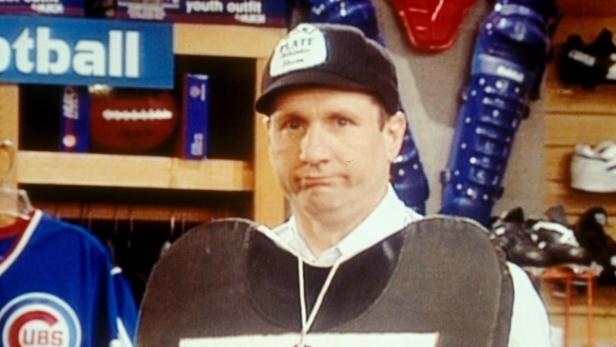 Al Bundy in einem Sportgeschäft mit Football-Ausrüstung.