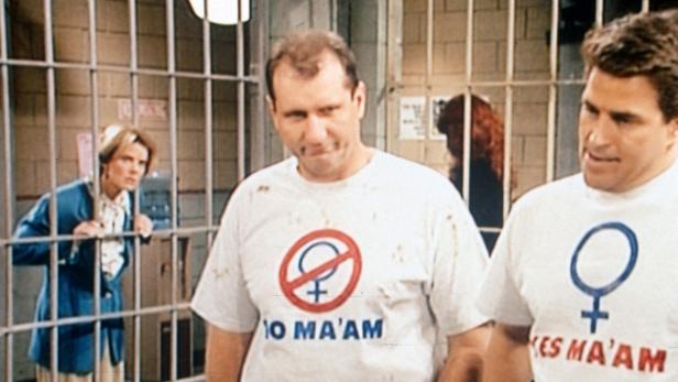 Al und seine Freunde im Gefängnis, tragen T-Shirts mit „No MA'AM“- und „Yes MA'AM“-Aufdrucken.