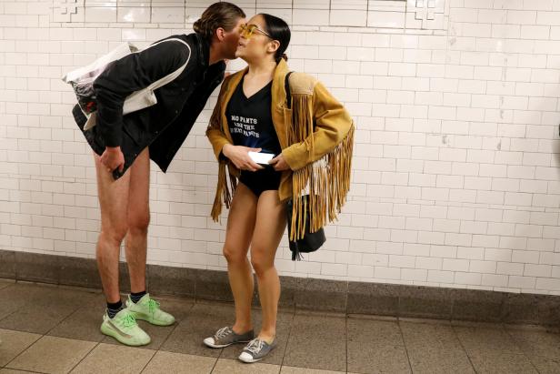 Unten ohne: Warum weltweit Menschen ohne Hose U-Bahn fahren