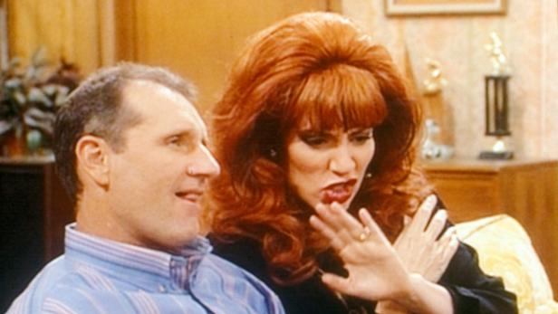 Al und Peggy Bundy sitzen zusammen im Wohnzimmer.