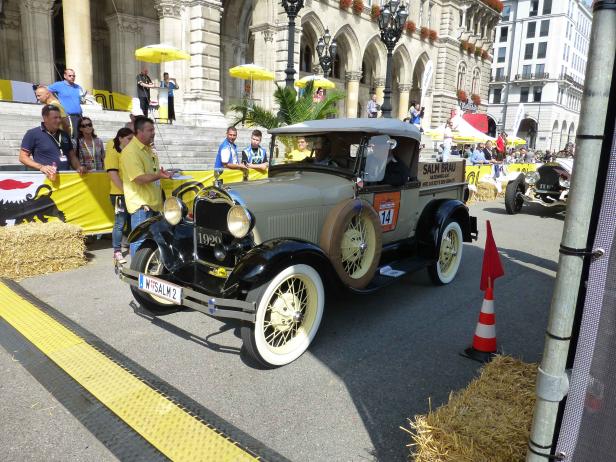 Ein Oldtimer der Marke Ford aus dem Jahr 1929 steht vor dem Wiener Rathaus.