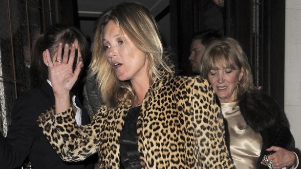 Kate Moss verlässt ein Gebäude in einem Leopardenmuster-Mantel.