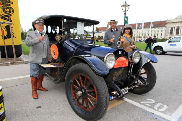 Ein Buick D 45 Oldtimer von 1915 mit Personen bei einer Rallye in Wien.