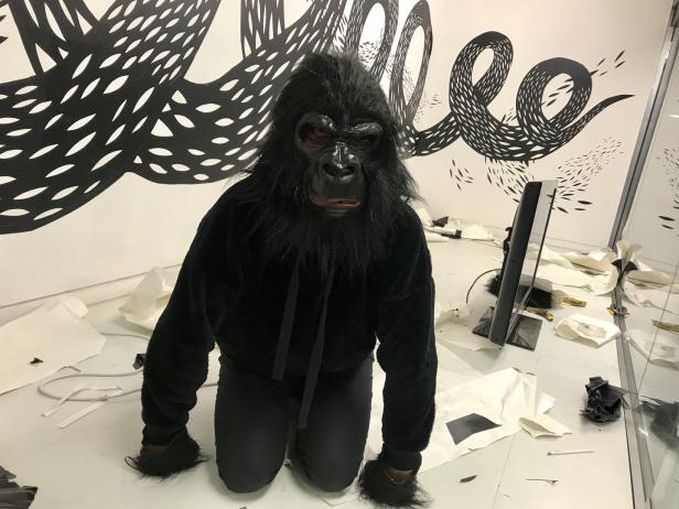 Gorilla-Kunst am Karlsplatz: Künstlerin schlüpft ins Affenkostüm