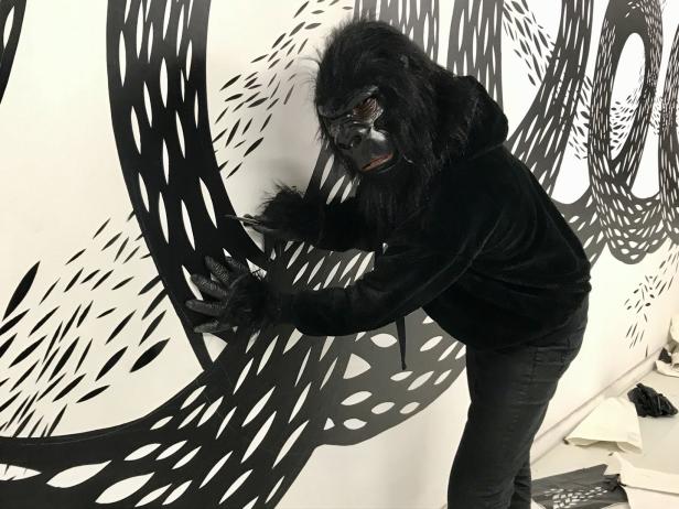 Gorilla-Kunst am Karlsplatz: Künstlerin schlüpft ins Affenkostüm