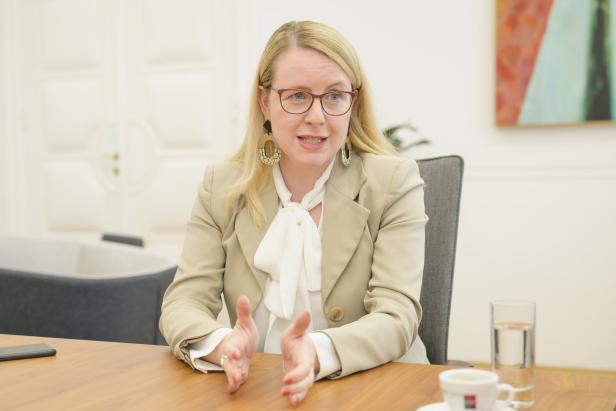 Wirtschaftsministerin Schramböck: "Esse keine Avocados mehr"