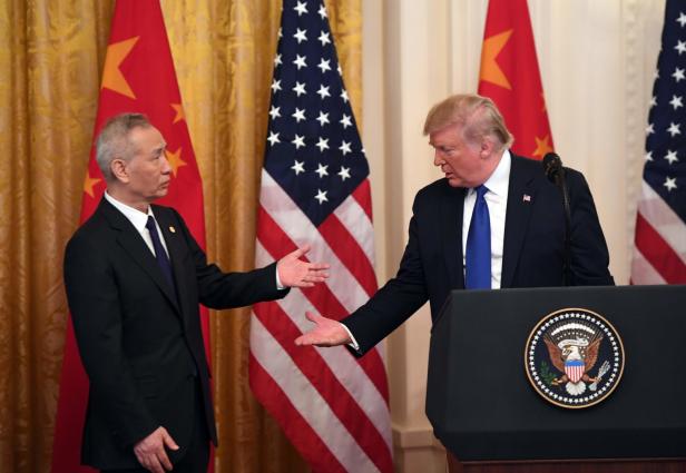Teilabkommen mit China: Trump nimmt halbe Hand