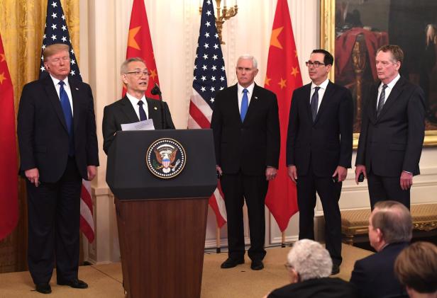 Teilabkommen mit China: Trump nimmt halbe Hand