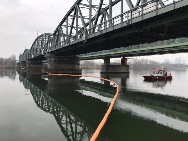 Ausgetretener Treibstoff auf der Donau bei Wien beseitigt