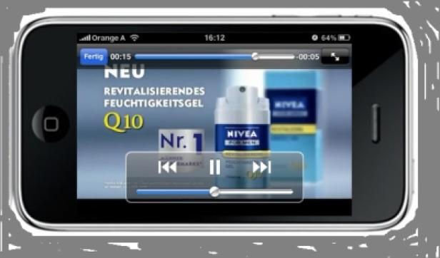 Yoc Mobile Portal m.niveaformen.at/Beiersdorf/Nivea For Men Ein iPhone spielt eine Werbung für Nivea Q10 Feuchtigkeitsgel ab.