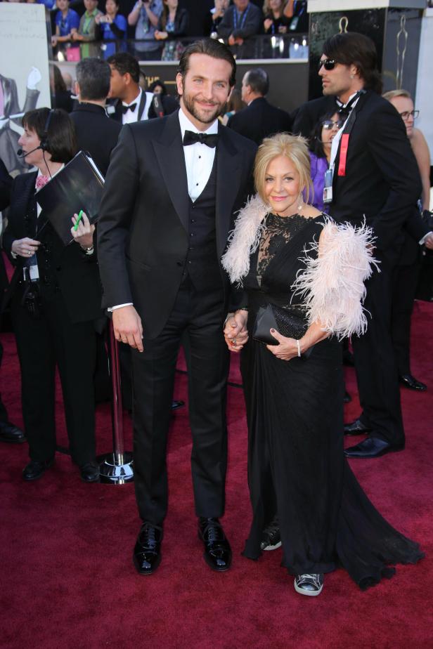Bradley Cooper mit seiner Mutter bei einer Preisverleihung.