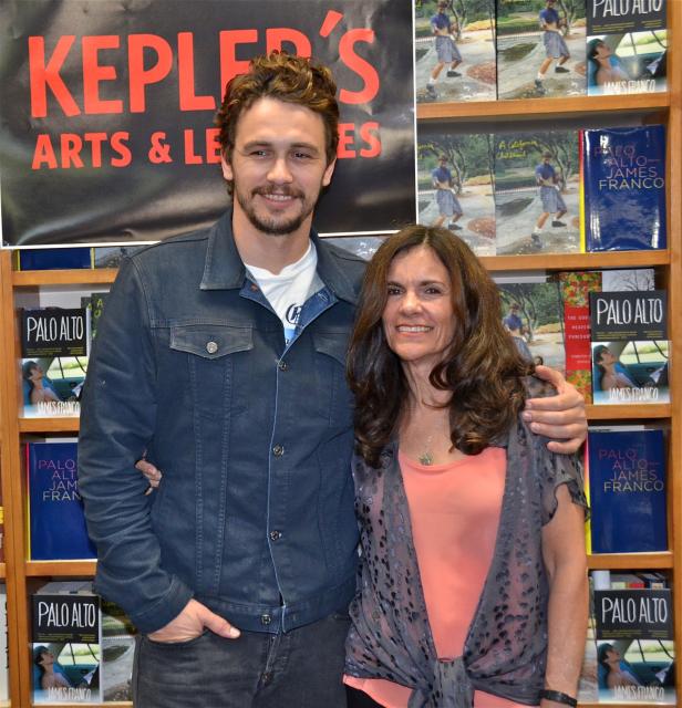 James Franco posiert mit einer Frau vor einem Bücherregal bei Kepler's Books.