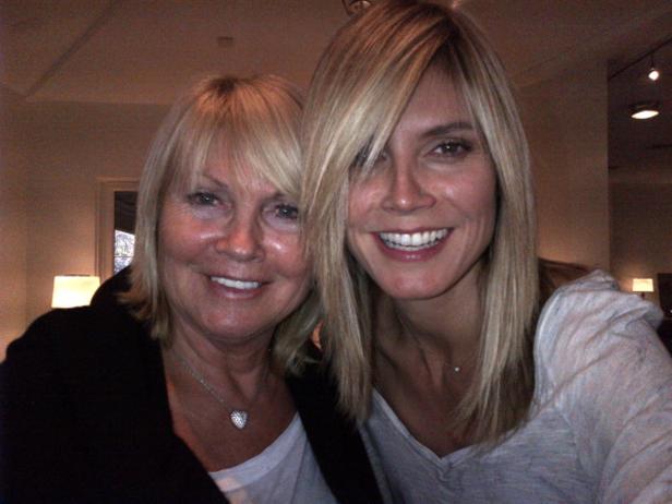 Heidi Klum posiert mit einer blonden Frau für ein Foto.