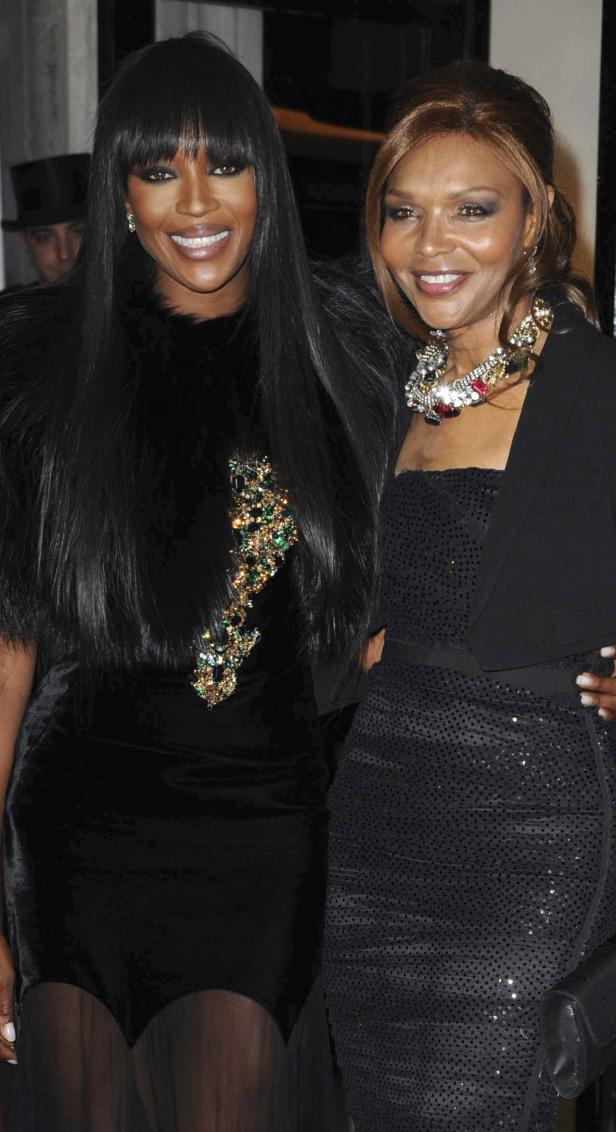 Naomi Campbell und Diahann Carroll posieren zusammen auf dem roten Teppich.
