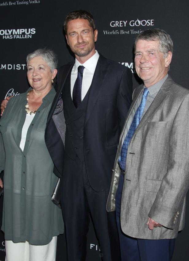 Gerard Butler posiert mit seinen Eltern auf einer Veranstaltung.