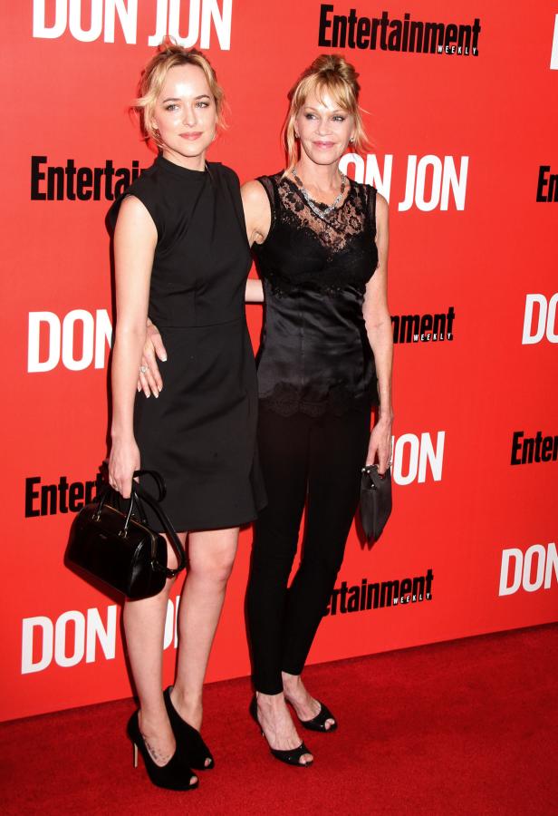 Dakota Johnson und Melanie Griffith posieren auf einem roten Teppich.