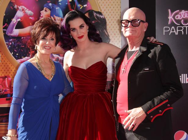 Katy Perry posiert mit ihren Eltern auf einer Veranstaltung.