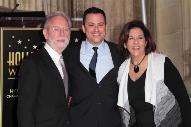 Jimmy Kimmel posiert mit zwei Gästen auf dem Hollywood Walk of Fame.