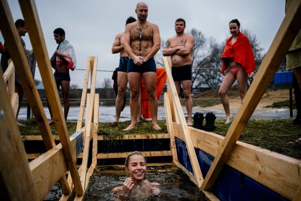 Brrr! Zwei Millionen Russen bei traditionellem Eisbaden
