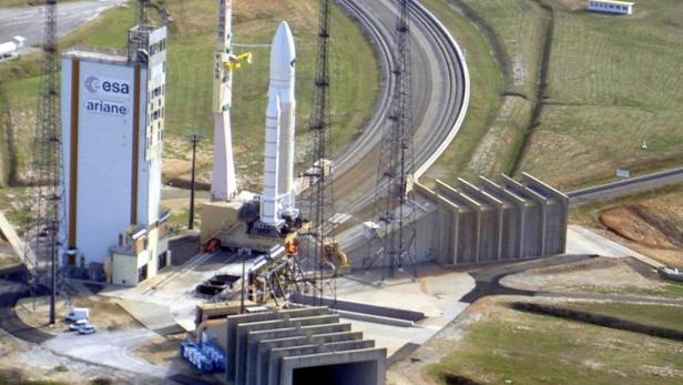 Eine Ariane-Rakete steht auf einer Startrampe der ESA.