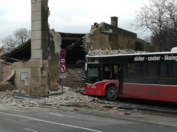 Wiener-Linien-Bus fährt in Stadtmauer: Vier Menschen verletzt