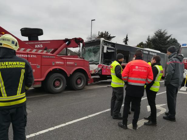 Wiener-Linien-Bus fährt in Stadtmauer: Vier Menschen verletzt