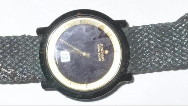 Bei dem Toten wurde ein Uhr der Marke Junghans entdeckt Eine Junghans Mega Solar Armbanduhr mit einem strukturierten Armband.