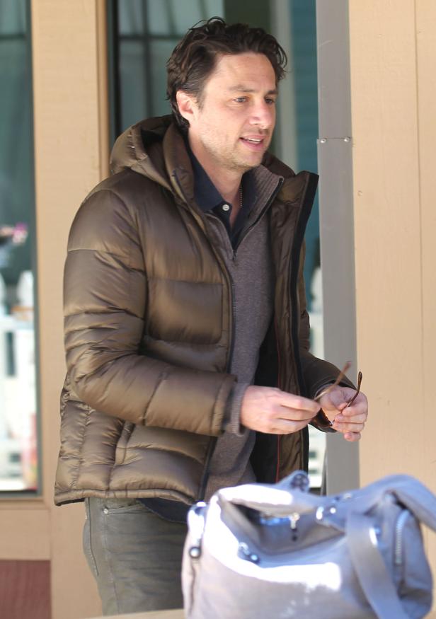 Zach Braff hält eine Sonnenbrille in der Hand.