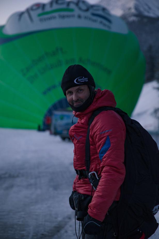Kopfüber aus Heißluftballon zum Gleitschirm-Weltrekord