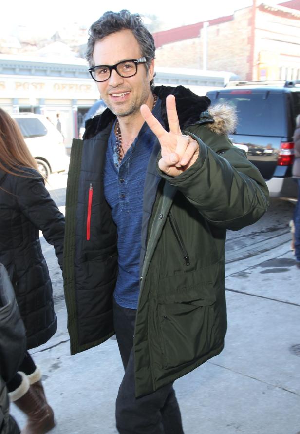 Mark Ruffalo mit Brille und Winterjacke zeigt ein Victory-Zeichen.