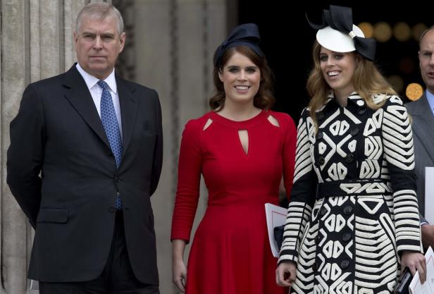 Prinz Andrew mit Prinzessin Eugenie und Prinzessin Beatrice bei einer Veranstaltung.