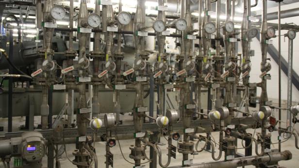 Eine Anlage mit Rohren, Ventilen und Manometern in einem Industriebetrieb.