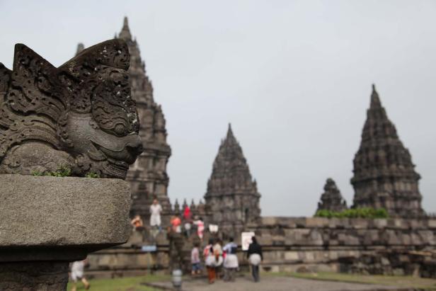 Eine Steinskulptur im Prambanan-Tempelbezirk auf Java, Indonesien.