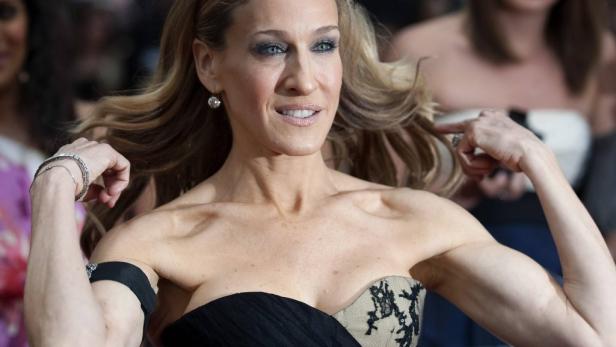 Sarah Jessica Parker posiert in einem trägerlosen Kleid.