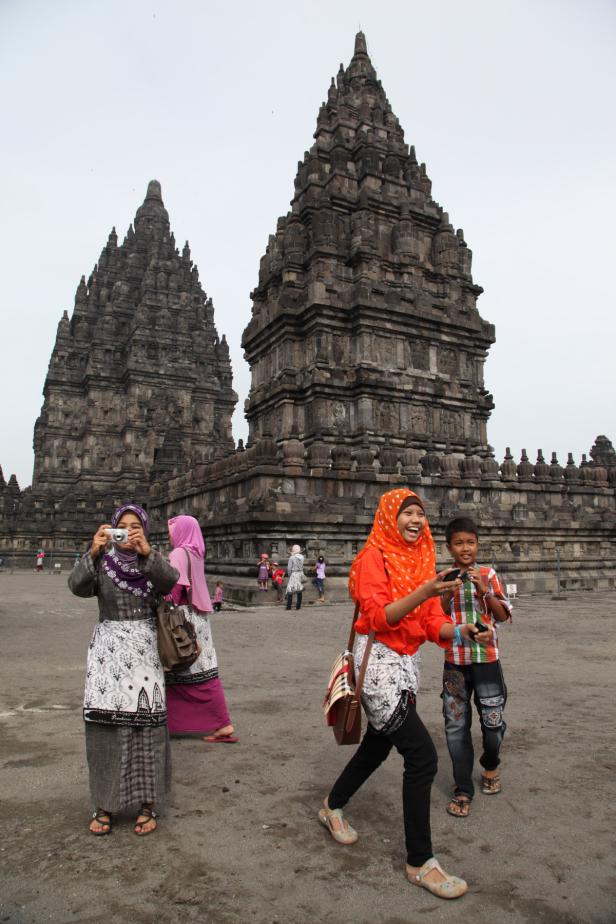 Besucher fotografieren die Prambanan-Tempel in Indonesien.