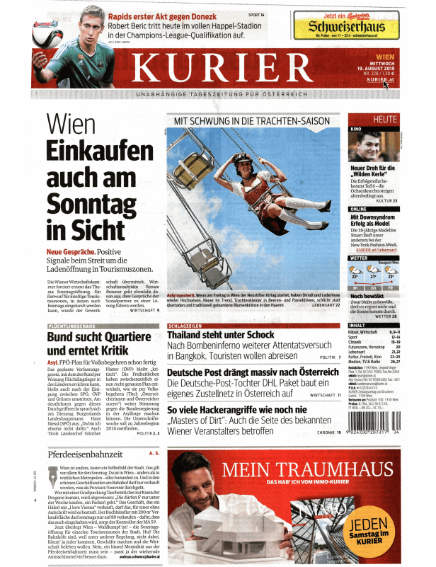 Eine Frau in Tracht fährt auf dem Wiener Prater Karussell.