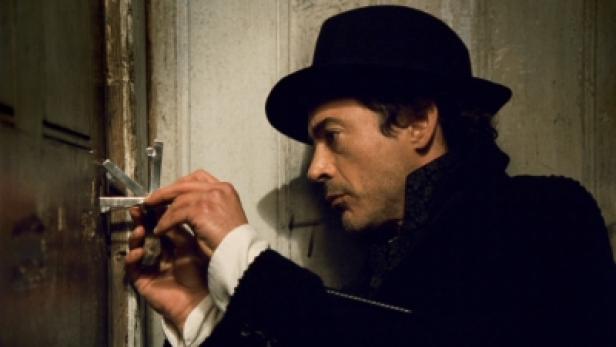 Robert Downey Jr. als Sherlock Holmes versucht, ein Schloss zu öffnen.