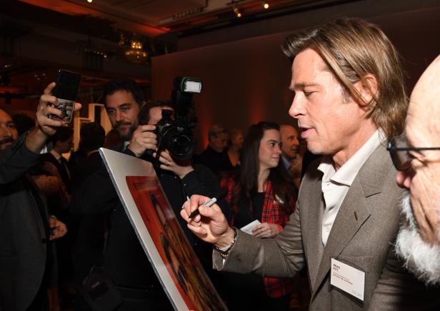 Brad Pitt mit Namensschild bei Oscars-Lunch